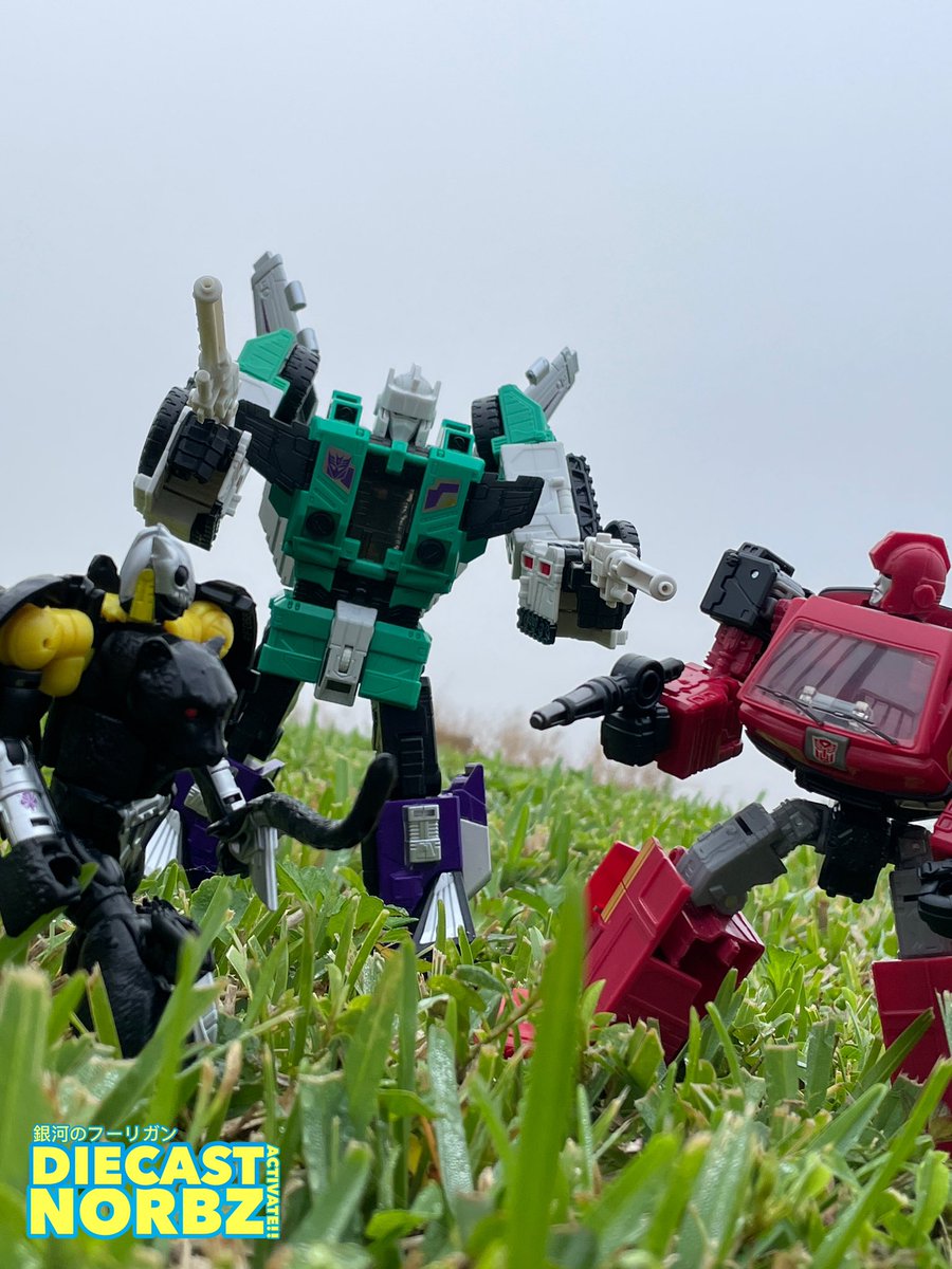 DIECAST_NORBZ's tweet photo. I’m calling this one “The Enemy of my Enemy”. Found the perfect eerie dense foggy morning!😁💯

#diecastnorbz #galactichooligan #TransformersHooligans #ToyHooligans #transformers   #TransformersKingdom  #IRONHIDE #SHADOWPANTHER   #AUTOBOTS  #Waspinator #Predacons #SIXSHOT https://t.co/L0SwpBFh3Z