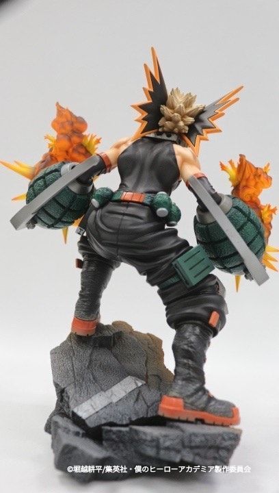 こだわりポイント② 造形】 フィット感のあるヒーロースーツの皺や