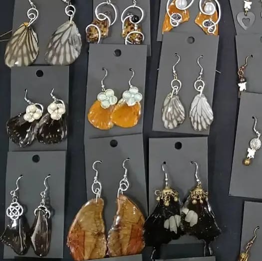 CrowsNestSystem's tweet image. @pluralivity  we are a diagnosed system of 6 who run a metaphysics shop. We hand make all our products shown in the pictures! The We use real crystals and herbs. Our shop is FaerieCrossroads