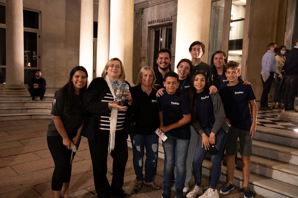 dges_Uruguay's tweet photo. El Liceo Capilla del Sauce, Florida, fue el ganador de la categoría Proyecto Innovador en los Premios Nodo, por el desarrollo de CapillApp, aplicación que apunta a proteger el tránsito educativo de los estudiantes. ¡Felicitaciones!💪👏

🔗Más detalles: https://t.co/5TQMm2vKta https://t.co/VFoVOmjRJC
