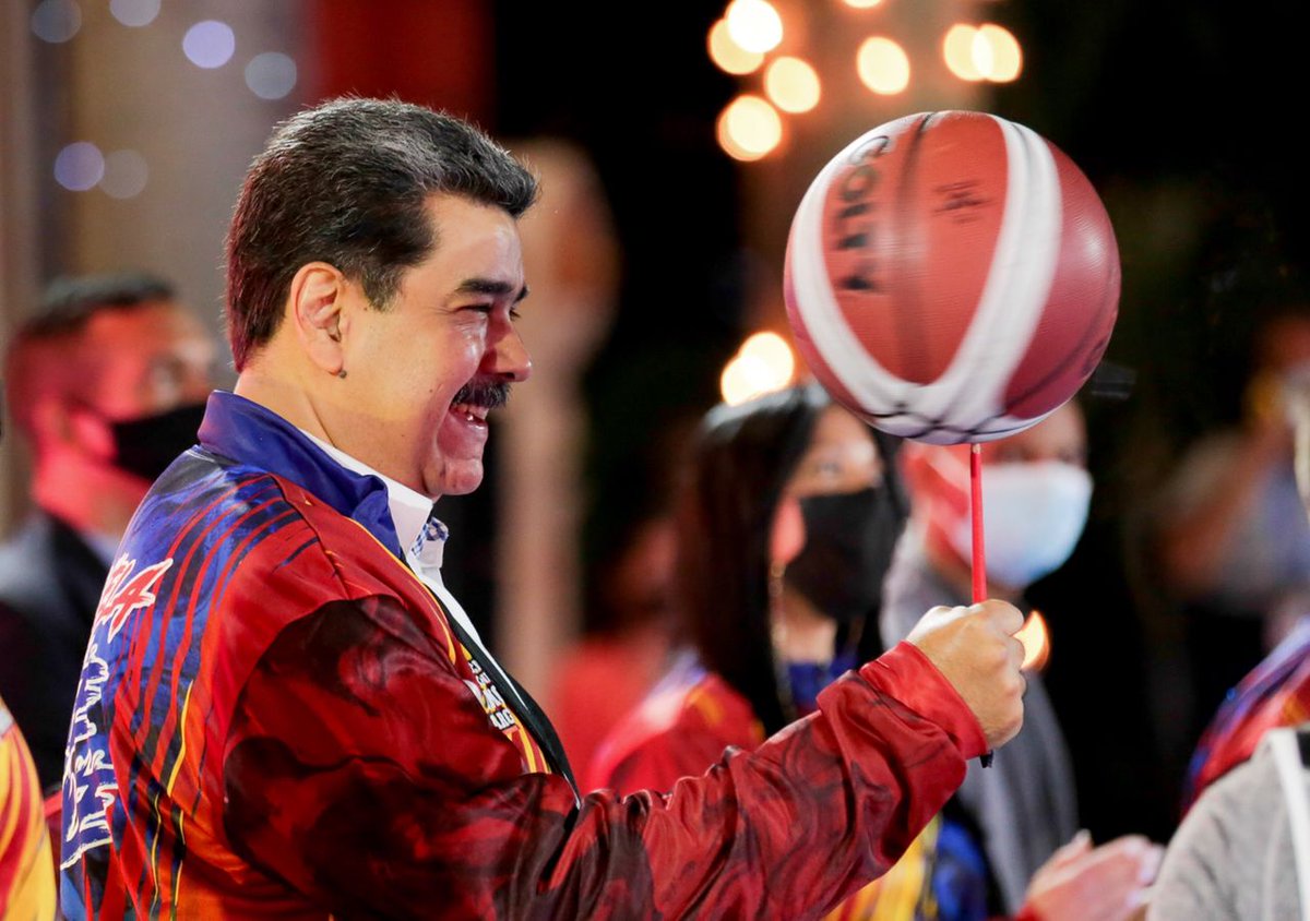 NicolasMaduro's tweet photo. Impresionante el talento de los Court Kingz, que me regalaron en mi cumpleaños una demostración de baloncesto de calle. El futuro tiene que ser de unión, paz, música, alegría y amor entre Venezuela y los EE. UU. ¡Gracias por el cariño! ¡Sigan adelante! https://t.co/JQ5uHF8mmS