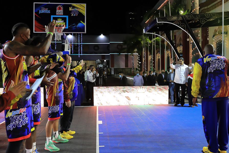 NicolasMaduro's tweet photo. Impresionante el talento de los Court Kingz, que me regalaron en mi cumpleaños una demostración de baloncesto de calle. El futuro tiene que ser de unión, paz, música, alegría y amor entre Venezuela y los EE. UU. ¡Gracias por el cariño! ¡Sigan adelante! https://t.co/JQ5uHF8mmS