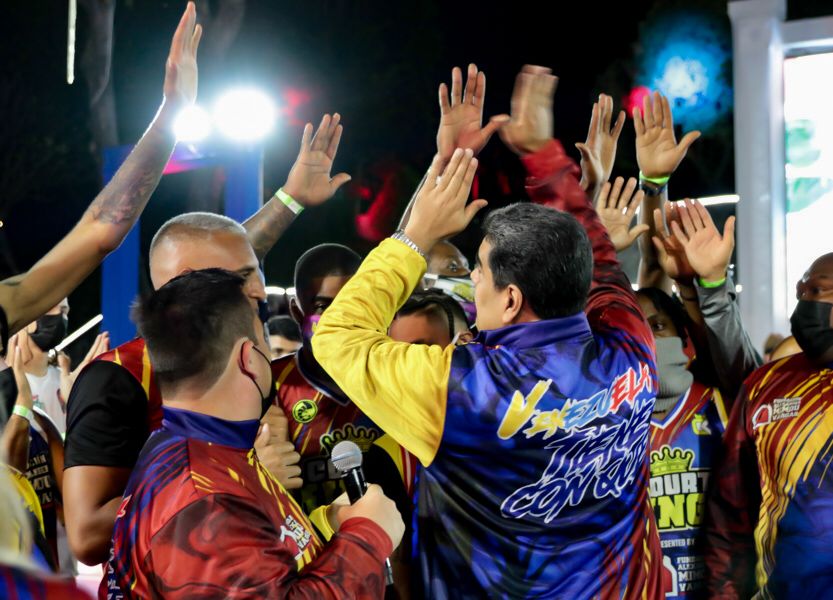 NicolasMaduro's tweet photo. Impresionante el talento de los Court Kingz, que me regalaron en mi cumpleaños una demostración de baloncesto de calle. El futuro tiene que ser de unión, paz, música, alegría y amor entre Venezuela y los EE. UU. ¡Gracias por el cariño! ¡Sigan adelante! https://t.co/JQ5uHF8mmS