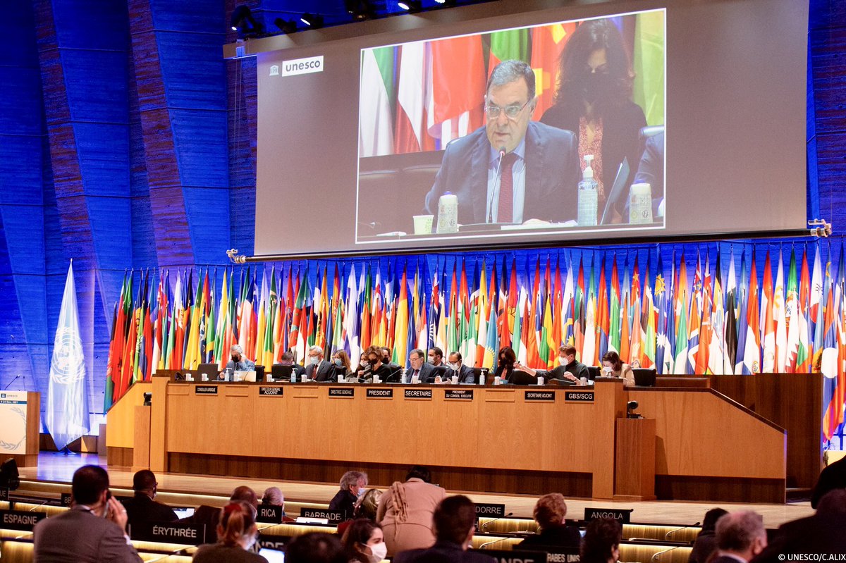 O texto final foi aprovado por aclamação pela Conferência Geral da UNESCO, presidida pelo Embaixador do Brasil, Santiago Mourão. 🇧🇷 [+]