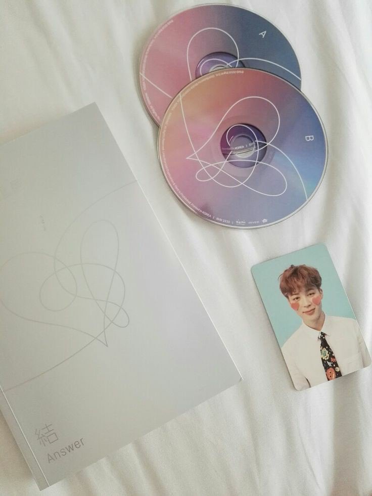 alyaofficial_tw's tweet photo. ⠀⠀➸  T◌day in Aᥣყᥲ's plαчlıst  🎵 : ╰ [#1Yw7Drops #Stream7D #LYAnswer_7D ]
 «  I'm ɓuᴉuǝʇsᴉๅ to {❝@7Drops_twt ❞ }🎢

Y termino con mi canción fav "IDOL", y mostrándoles el album, con el bonito diseño de los CD's + la pc de mi bias. 
Mándenle besos de mi parte 😽 https://t.co/duF7JjX7JM