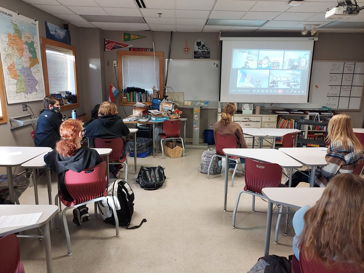 HerrProfHiggins's tweet image. So very thankful for visits by Alumni back home and abroad the day before Thanksgiving break.  We also spoke with students from our Partnerschule in Karlaruhe in German 1.  🦃 🐺  🇩🇪 @GAPP_Exchanges @aatgonline @PrairieRidgeHS @SKochPR #prexperience