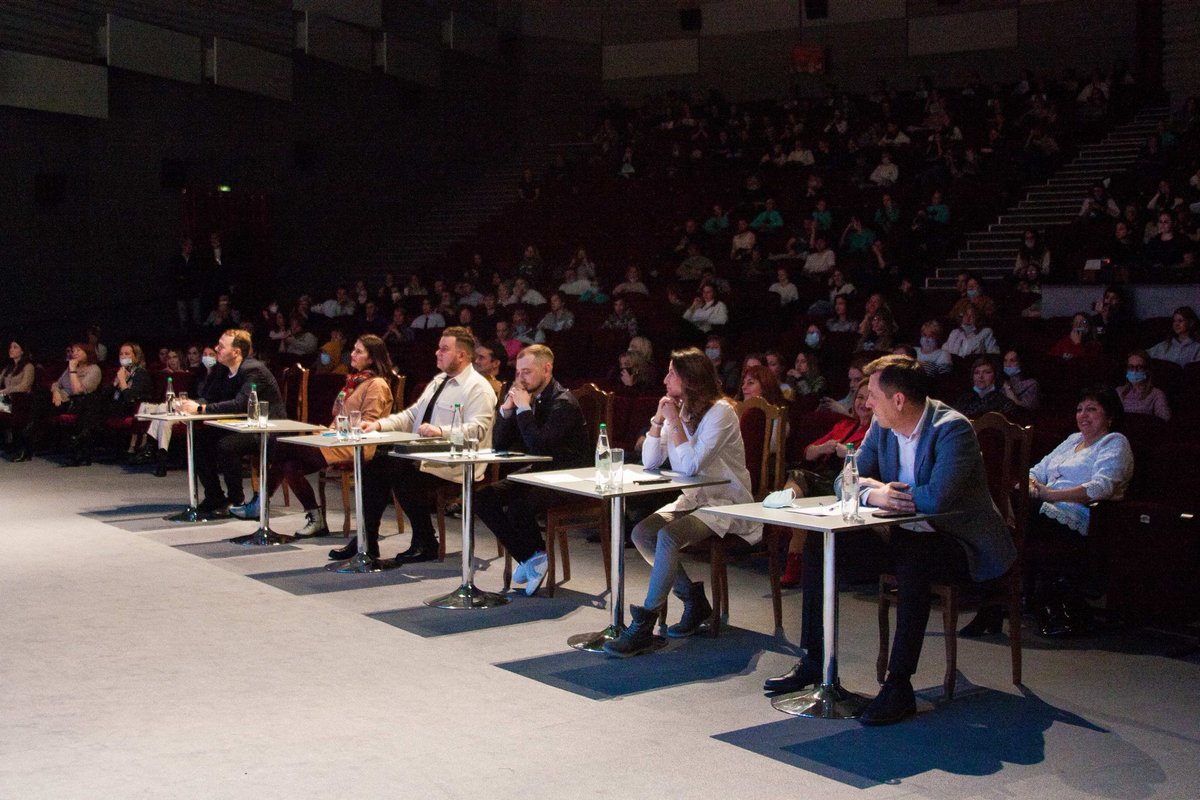 В киноконцертном зале «Пенза» состоялся полуфинал фестиваля «Пензенской Юниор-Лиги КВН» 2021 года. На сцену вышли 12 команд из Пензы и области. Смотрите полные выступления и фотоальбом полуфинала в наших социальных сетях.
#СтудияАвтор
#ЗаречныйЗАТО
#квнСура
#лигаСура
#Юниорлига