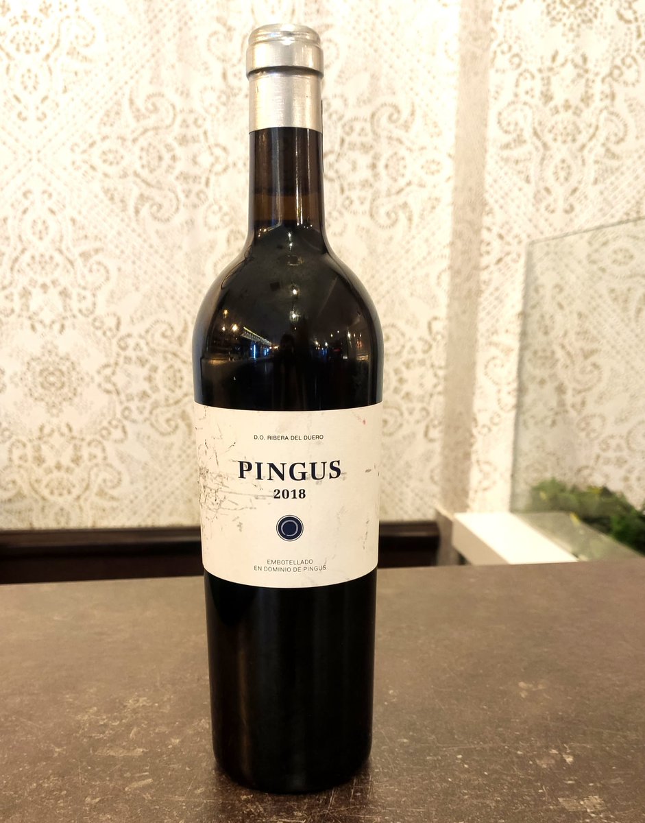 El vino 🍷 que te traemos hoy es una auténtica delicia que tiene tras de sí el aval de los mejores críticos nacionales e internacionales, y en esta añada de 2018 𝐏𝐢𝐧𝐠𝐮𝐬 consiguió, además, los míticos 100 puntos Parker🥇
Una joya para saborear sin prisas 😉