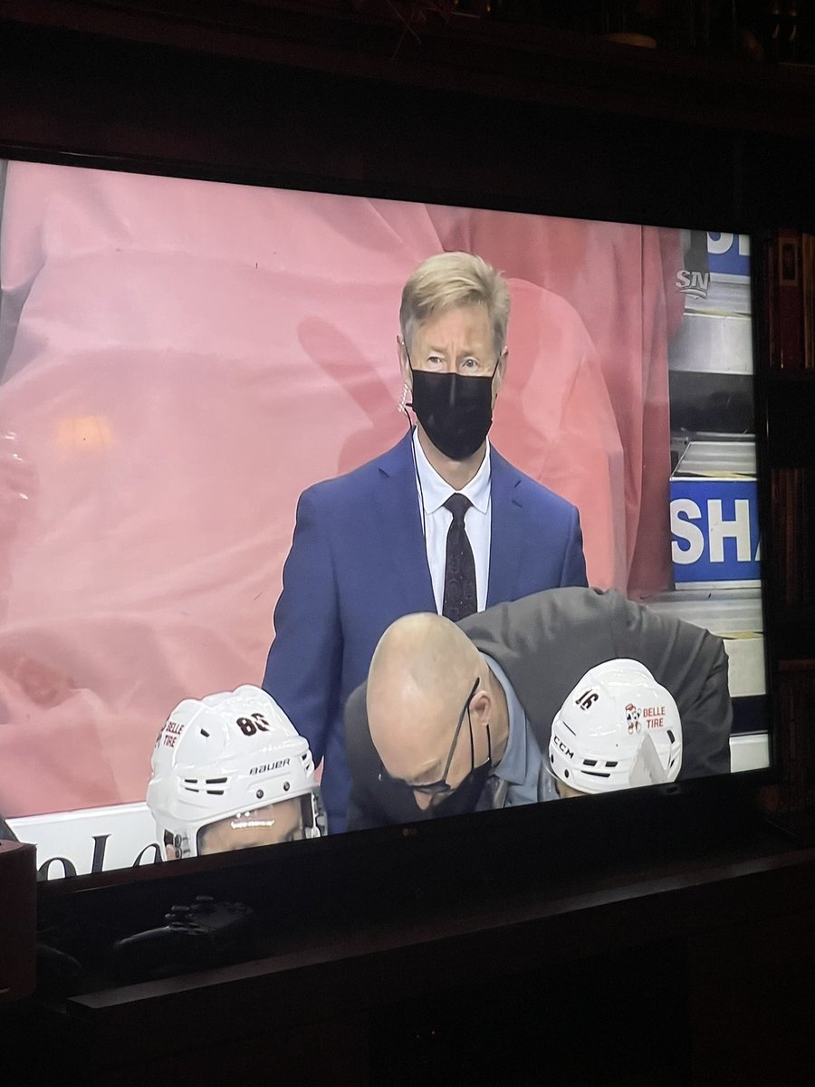 What’s going on behind this coach🤣🤣 #CHIvsCGY #GOFLAMES