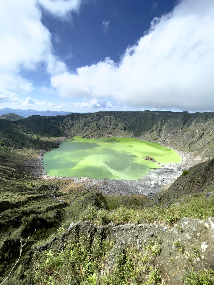 JunglaXP's tweet photo. Hoy logramos hacer cumbre en el #VolcanChichonal con Nikolet que nos visitó desde #Hungria 🇭🇺 
#JunglaExperience #TurismoDeAventura #Senderismo #Chiapas #VisitMexico #VisitChiapas https://t.co/mC22DVnP51
