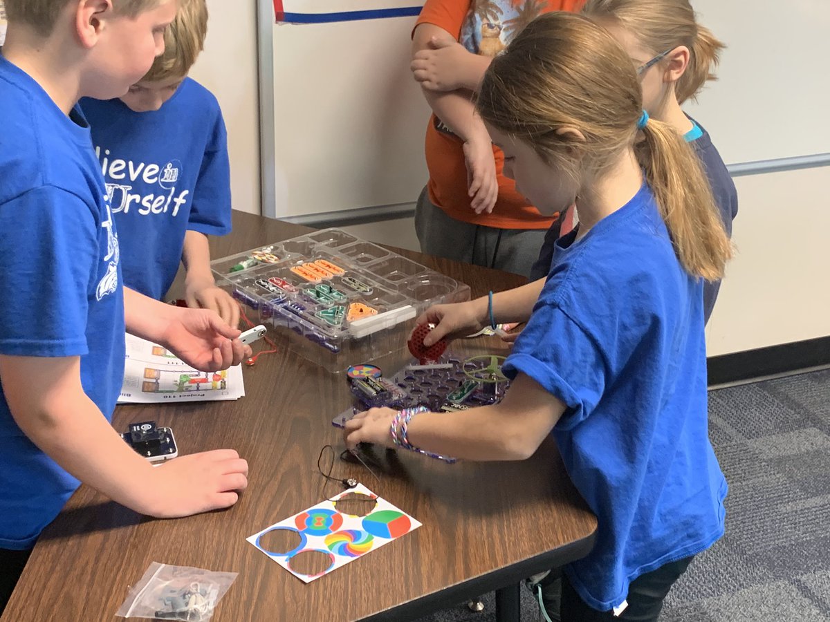NLonowski's tweet photo. The kids used what they learned about electricity to build @SnapCircuits today! #bhleads https://t.co/oVljx50xds