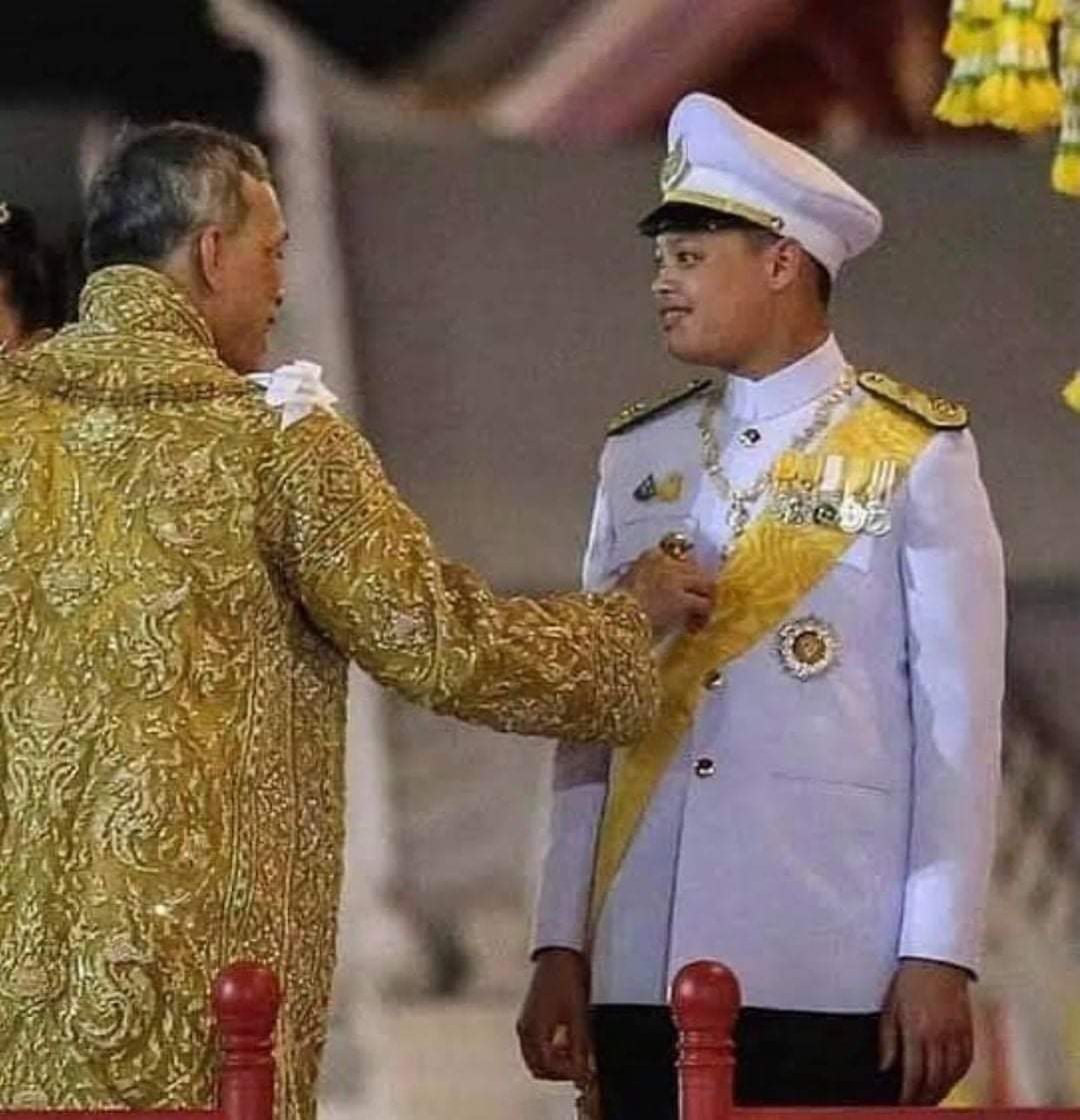 Pakpoom21901954's tweet photo. ขอทั้งสองพระองค์ ทรงพระเจริญ ยิ่งยืนนาน  #ปกป้องสถาบัน #เรารักสถาบันพระมหากษัตริย์ https://t.co/4d3UsKP07Q