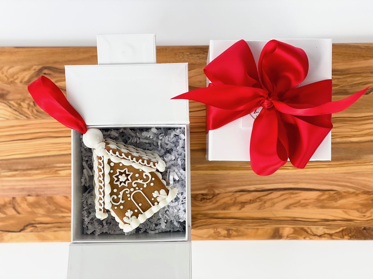 EdibleEstates's tweet photo. 🎄Our second SURPRISE of the season! 🎄
🥁 Drum Roll Please! 🥁
We are so excited to be introducing THREE fabulous kits this season, The 2021 Gingerbread House Kit, Gingerbread Cookie Kit, and Gingerbread House Ornament! https://t.co/OYsaQ6lAU2