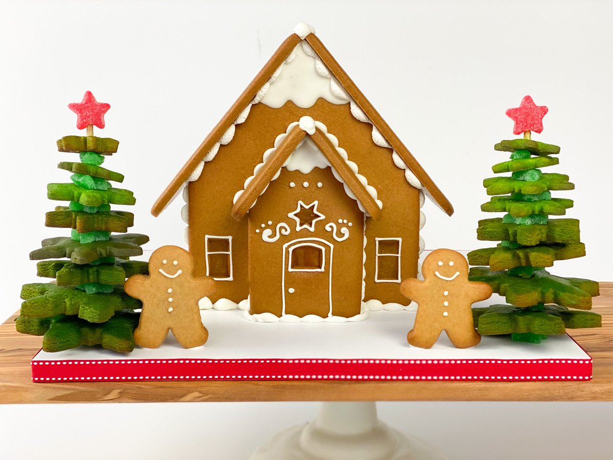 EdibleEstates's tweet photo. 🎄Our second SURPRISE of the season! 🎄
🥁 Drum Roll Please! 🥁
We are so excited to be introducing THREE fabulous kits this season, The 2021 Gingerbread House Kit, Gingerbread Cookie Kit, and Gingerbread House Ornament! https://t.co/OYsaQ6lAU2