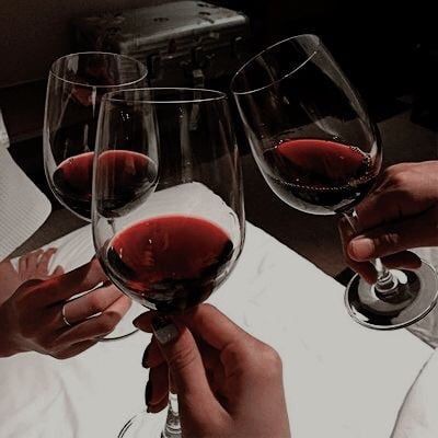 eualexiamaximo's tweet photo. Madrugada com os amigos 🍷 https://t.co/4rRsQYY4BY