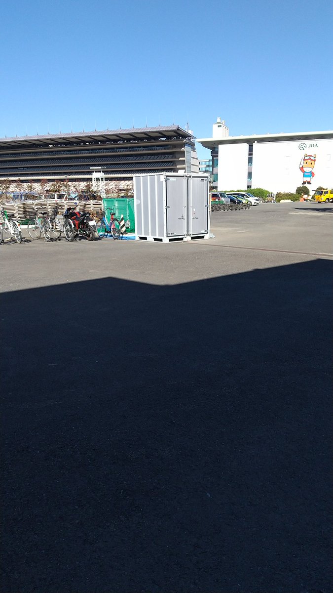 worldwccf's tweet photo. 今日は競馬場の中で工事や
馬いないな(笑) https://t.co/OlTxr5kQNs