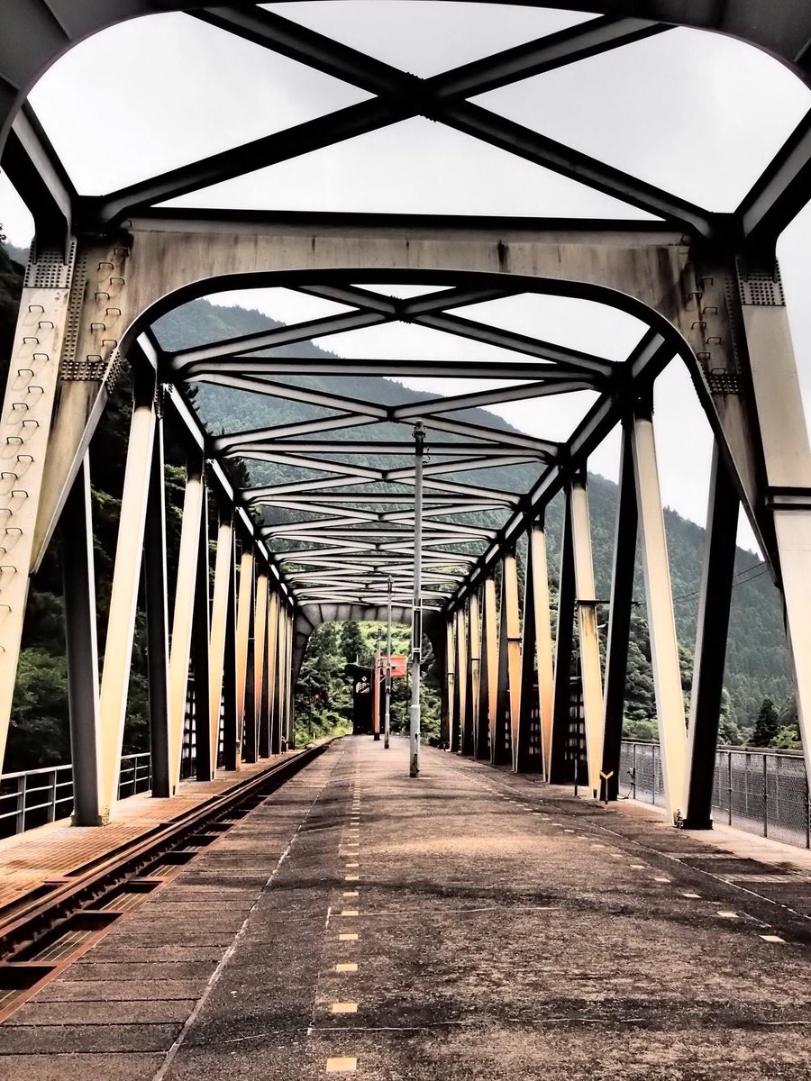HiroTakeuchi's tweet photo. 主観的小景高知  
Railway bridge station.

The scenery of the suburbs of Kochi City in Japan from my point of view and the interesting parts.   
#Railwaybridgestation
#Railway
#bridgestation https://t.co/o5uQKgf6qX