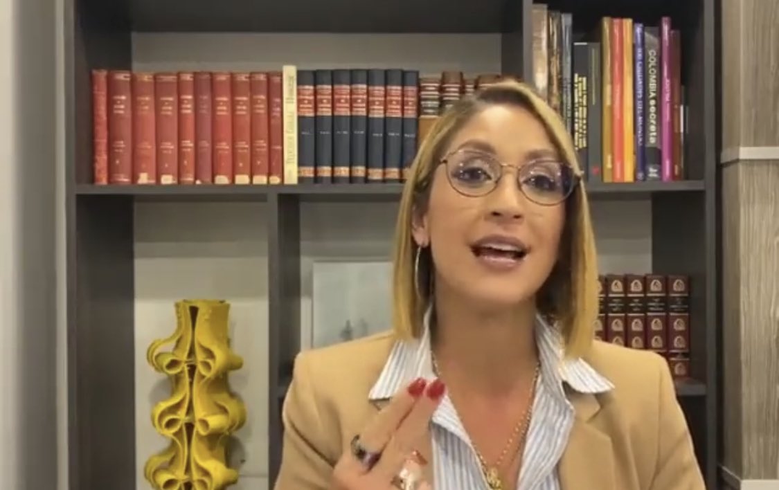 Fhumaro's tweet photo. Jennifer Arias:
#RenuncieVaga
Cómo cuando esos dedos, no han digitado ni una sola tesis, pero, han obtenido hasta una maestría. https://t.co/BbQmlDIrQF