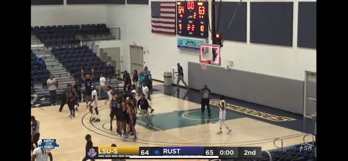 Rust_Athletics's tweet photo. BEARCATS WIN AT THE BUZZER π₯³π₯βοΈ
#RCMBB #RCAthletics
#battleatthebeach #YouShouldveBeenABearcat https://t.co/Ru7SzcoF3f