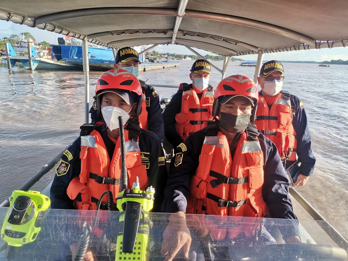 ArmadaColombia's tweet photo. El Grupo de Guardacostas del #Amazonas @FNS_ArmadaCol recibió la visita de los Contralmirantes: Carlos Serrano #CONAV y Carlos Escobar #JOLA, quienes realizan verificaciones del trabajo operativo y administrativo de nuestros #MarinosDeColombia en el Suroriente colombiano. https://t.co/kF8vIJNBqx