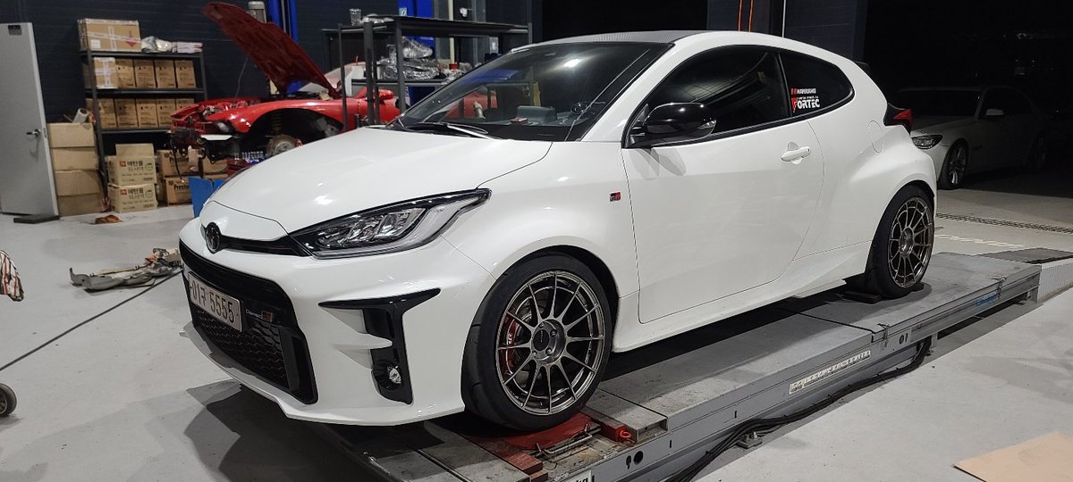 JaesunYoo's tweet photo. 俺が作った車高調をフィッティングした。サーキットでは結構良くなったが、次のバージョンはスタンス用でね。ロケットバーニーに合わせる。
#GXPA16 #TOYOTA #GR_YARISU #D_SPEC #projectKIN #coilover #ヤリス #車高調 https://t.co/fc44GlfNkV