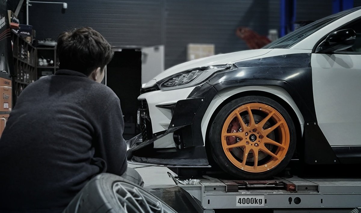 JaesunYoo's tweet photo. 俺が作った車高調をフィッティングした。サーキットでは結構良くなったが、次のバージョンはスタンス用でね。ロケットバーニーに合わせる。
#GXPA16 #TOYOTA #GR_YARISU #D_SPEC #projectKIN #coilover #ヤリス #車高調 https://t.co/fc44GlfNkV