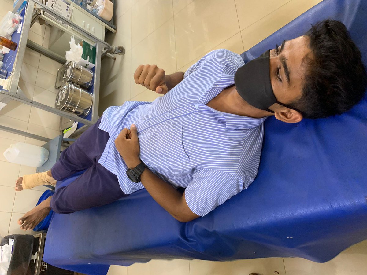 SuhailA78166621's tweet photo. 'A Muslim student thrashed by ABVP goons while returning from the college in Dakshina kannada district of Karnataka, @CMofKarnataka's silent on these kind of #Islamophobic acts is a sign that #Karnataka has already turned into the #UP of south. #StudentsNotSafeInKarnataka https://t.co/xeqI8QuOjv