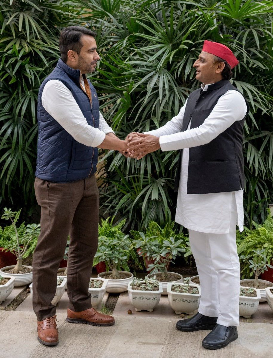 chandanmedia's tweet photo. जरूरी नहीं कि जोड़ियां ऊपर वाला ही बनाता हो☺️☺️
#UttarPradeshElections2022 https://t.co/14cl3SMU6m