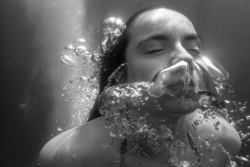 'Swimmers' by Nadide Goksun is a series inspired by childhood memories of summer holidays on the Aegean seaside. Exploring feelings of relaxation and pleasure experienced by people in the water.

On display along Bondi Beach Promenade until this Sunday!
headon.com.au/exhibitions/sw…