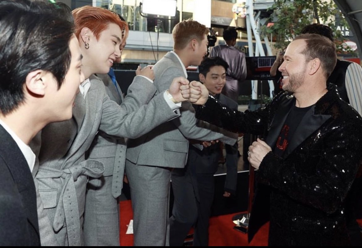 yoong_coffee's tweet photo. คุณ Donnie Wahlberg พูดถึง @BTS_twt 
"การเป็นเมมเบอร์ของวงบอยแบนด์ (NKOTB) และเคยไปร่วมงาน AMAs ตั้งแต่ยังเป็นหนุ่มๆ ได้รับเสียงเชียร์ที่ไม่หยุดตลอดงาน (มากเสียจนแฟนๆของคนอื่นเริ่มทำเสียงโห่ใส่) ผมสามารถบอกได้เลยว่า BTS รับมือกับงานนี้ได้อย่างสง่างาม พวกเขารักแฟนๆที่คอยสนับสนุน+ https://t.co/EzPkKnu8W3