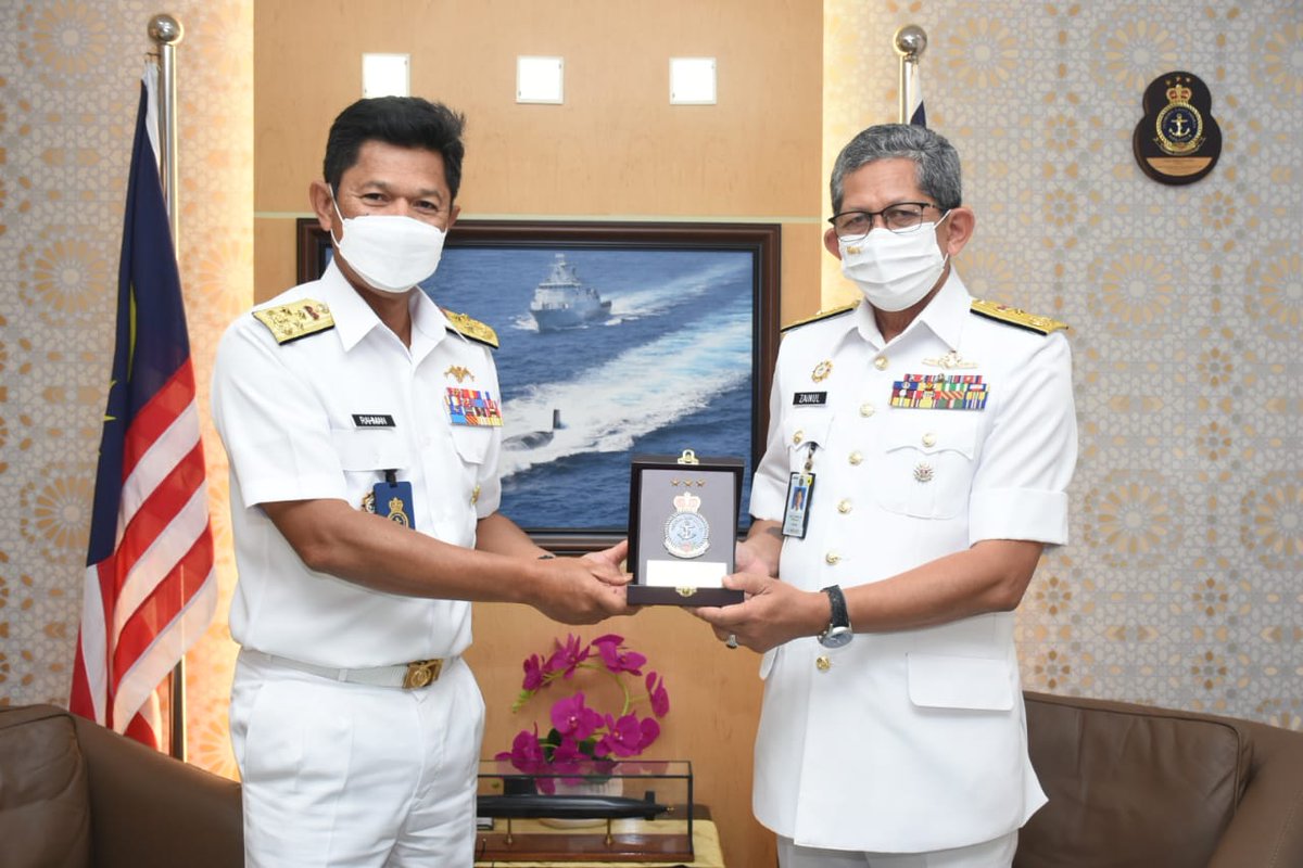 Kunjungan hormat Panglima Simpanan ke atas Timbalan Panglima Tentera Laut sebelum menamatkan perkhidmatan tidak lama lagi.
Fair winds and following seas, Admiral. Thank you for your service.
#NavyUpdate 
#SediaBerkorban