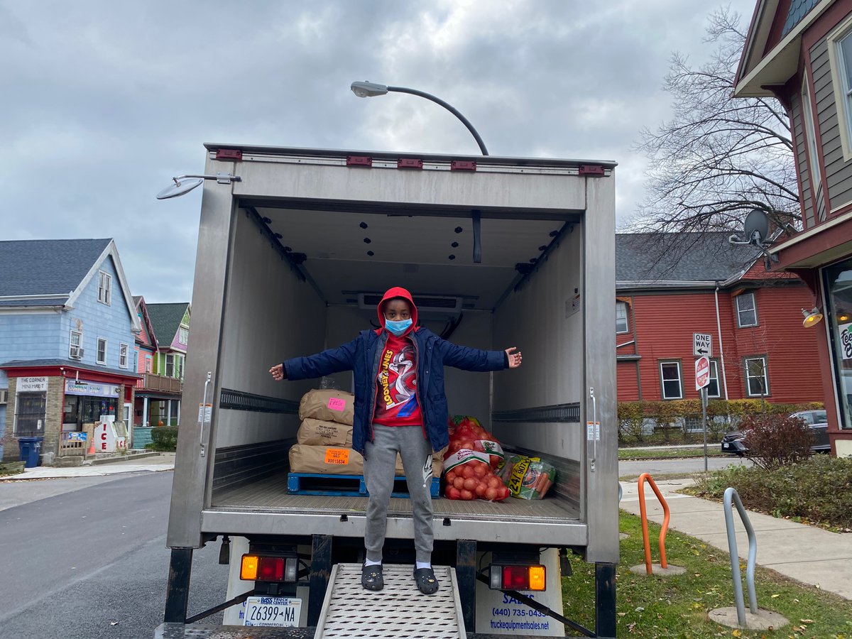 feedbuffalo's tweet photo. Grateful to FreshFix WNY for donating 2200 lbs of fresh produce from local farmers to us for our healthy holiday giveaway! #buffalo #healthyfood #feedbuffalo https://t.co/vUIg7Vu26I
