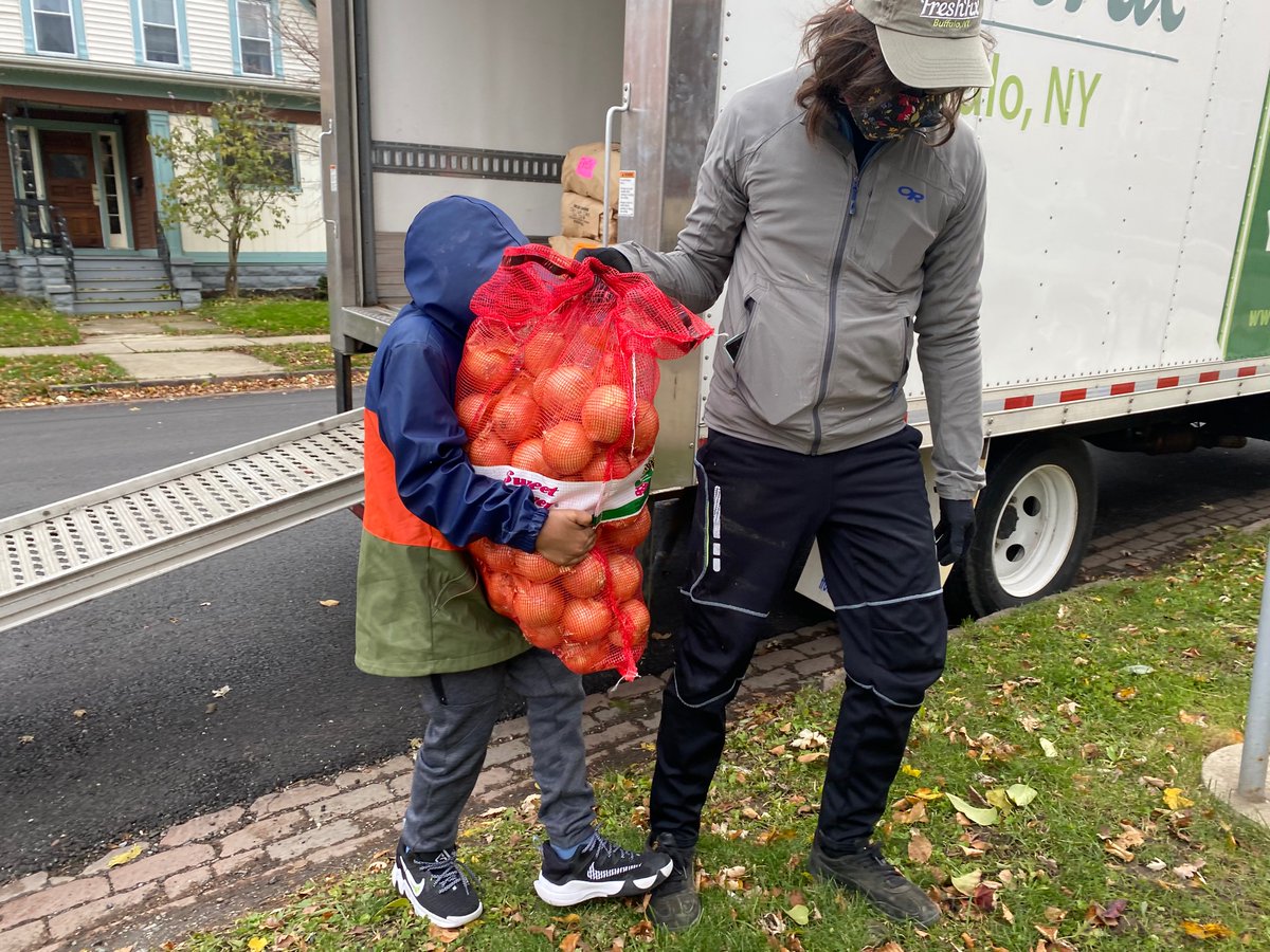 feedbuffalo's tweet photo. Grateful to FreshFix WNY for donating 2200 lbs of fresh produce from local farmers to us for our healthy holiday giveaway! #buffalo #healthyfood #feedbuffalo https://t.co/vUIg7Vu26I