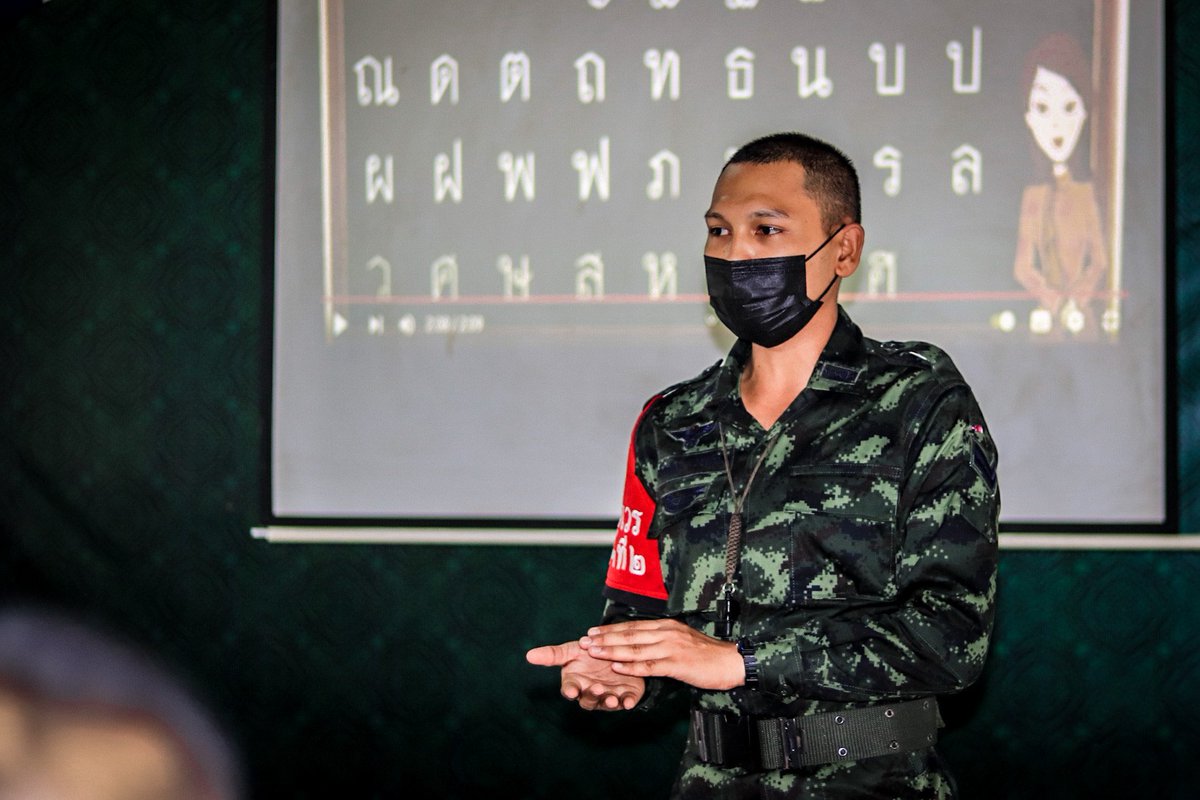 Army4PR's tweet photo. วันที่ 24 พ.ย.64 หน่วยฝึกทหารใหม่ ร.15 พัน.2 ค่ายวชิราวุธ จ.นครศรีธรรมราช จัดให้มีการศึกษาขั้นพื้นฐานให้กับทหารกองประจำการ ที่ไม่สามารถอ่านออกเขียนได้ โดยส่วนใหญ่เป็นกำลังพลที่มาจากพื้นที่จังหวัดชายแดนใต้ 
#กองทัพภาคที่4 https://t.co/0op71UnN8w