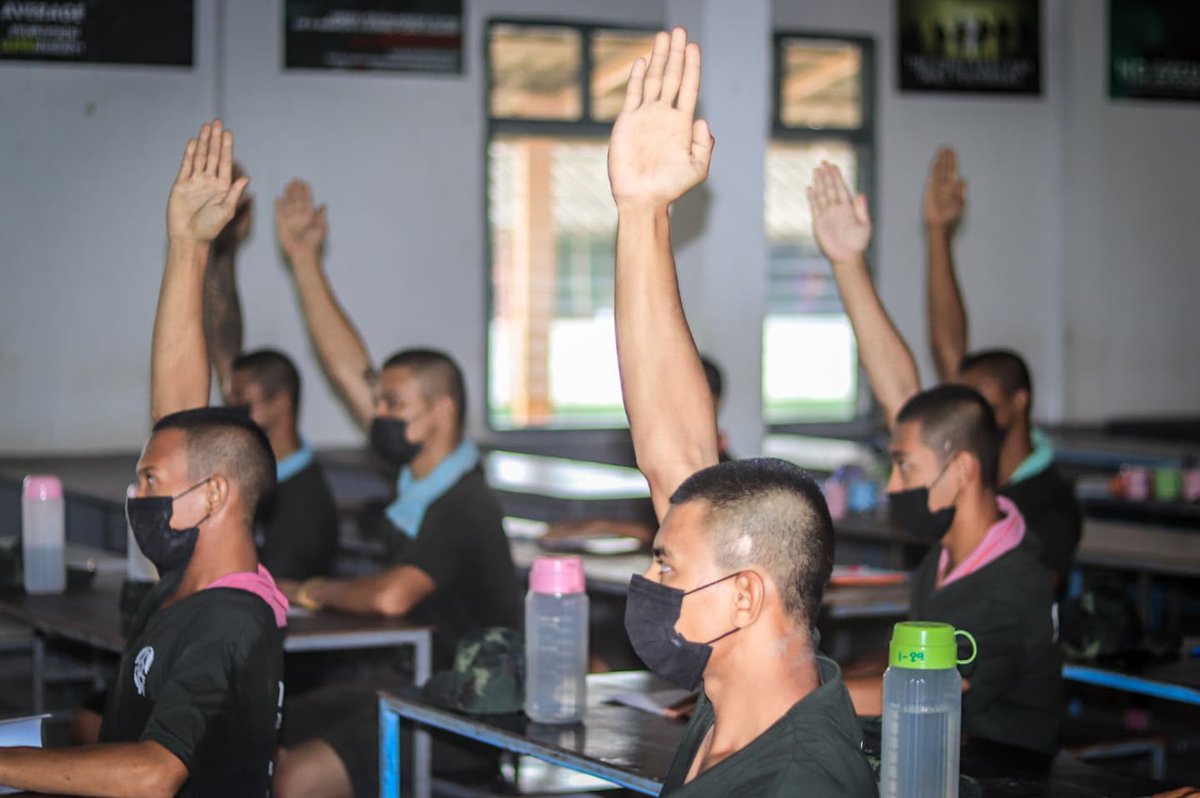 Army4PR's tweet photo. วันที่ 24 พ.ย.64 หน่วยฝึกทหารใหม่ ร.15 พัน.2 ค่ายวชิราวุธ จ.นครศรีธรรมราช จัดให้มีการศึกษาขั้นพื้นฐานให้กับทหารกองประจำการ ที่ไม่สามารถอ่านออกเขียนได้ โดยส่วนใหญ่เป็นกำลังพลที่มาจากพื้นที่จังหวัดชายแดนใต้ 
#กองทัพภาคที่4 https://t.co/0op71UnN8w
