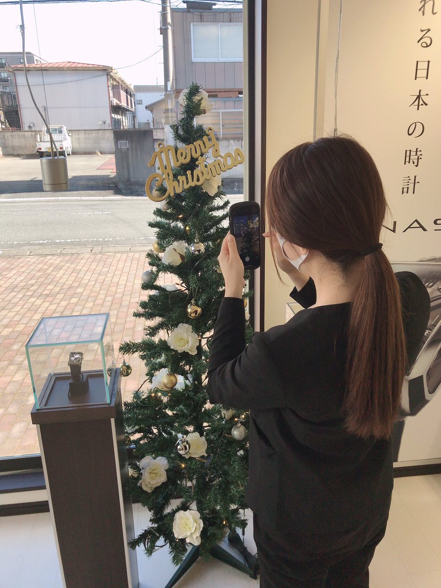 akipudding's tweet image. クリスマスツリーを設置しました♡ 白い薔薇で装飾したので華やかに✨☺️ #クリスマス　#クリスマスツリー　#高崎　#群馬　#ブライダル #ジュエリー
