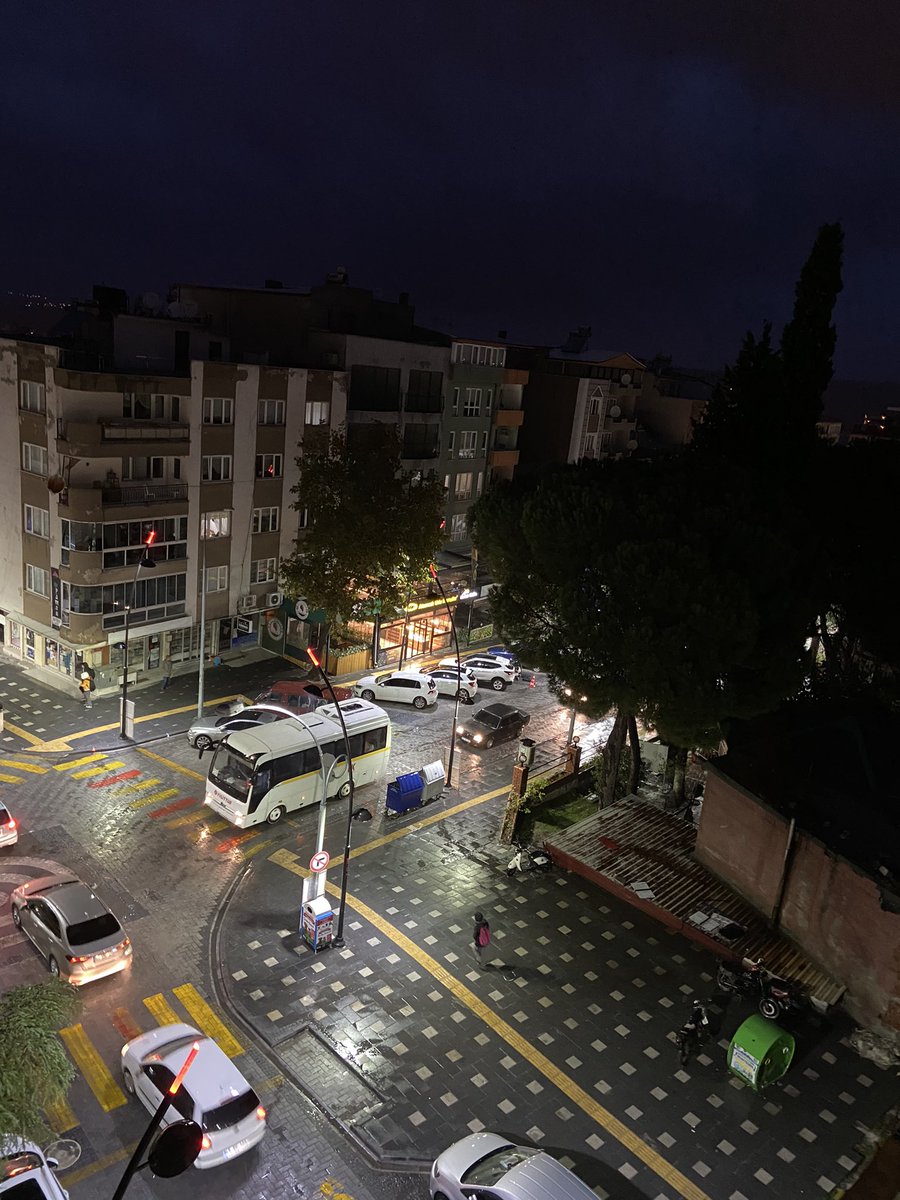 Bu karanlıkta çocuklarımız okul yolunda. Neyin inadır bu…