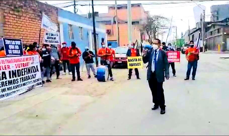 FETRIMAP_CGTP's tweet photo. 23-11-2021 | Trabajadores de #Artesco - #staedtler (Perú) iniciaron su huelga general indefinida por la solución de su Pliego de Reclamos. Adelante con su lucha compañeros, nuestra huelga es procedente. https://t.co/GVNdwrove9
