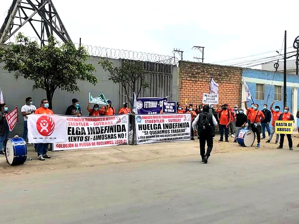 FETRIMAP_CGTP's tweet photo. 23-11-2021 | Trabajadores de #Artesco - #staedtler (Perú) iniciaron su huelga general indefinida por la solución de su Pliego de Reclamos. Adelante con su lucha compañeros, nuestra huelga es procedente. https://t.co/GVNdwrove9