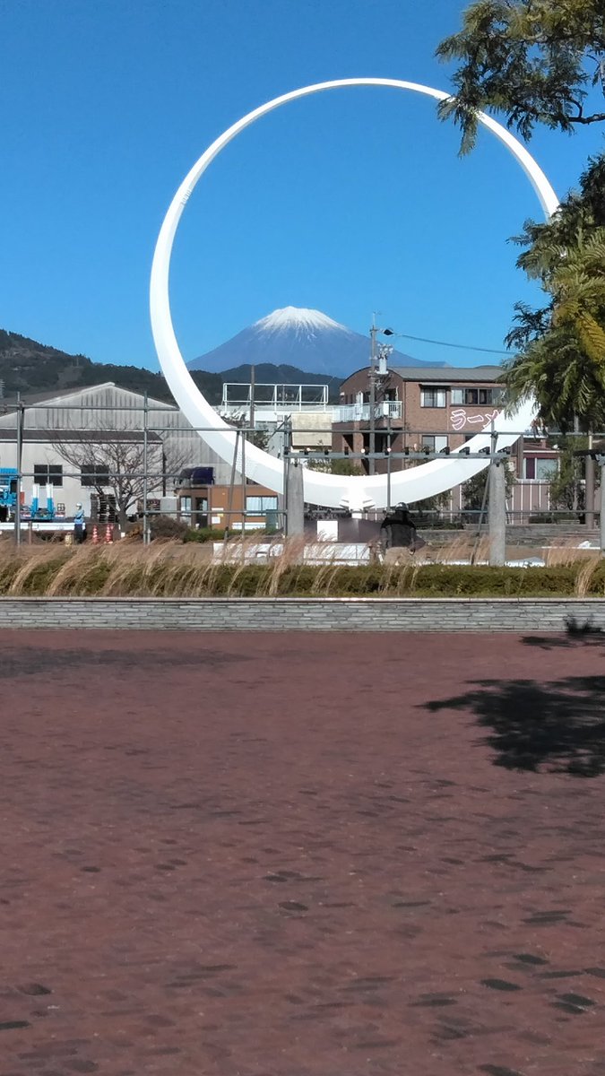 今日の富士山。 この丸い輪のモニュメントも撤去される予定なので、戸々で綺麗な富士山を撮っていきたい。