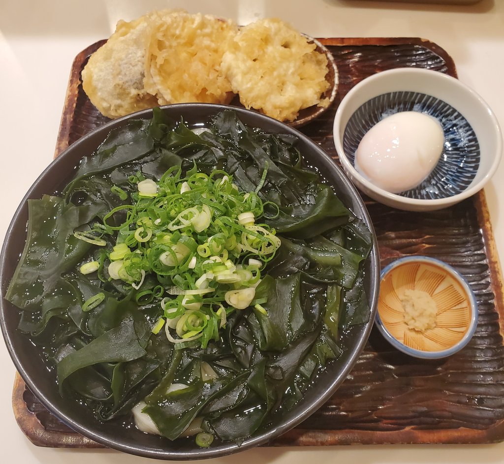 お昼は何ヶ月か振りに丸香さんへ 鳴門産のわかめうどんと野菜天,半熟卵 どれも拘りの逸品✨ 今日は激務なので無事に終わりますよう‥