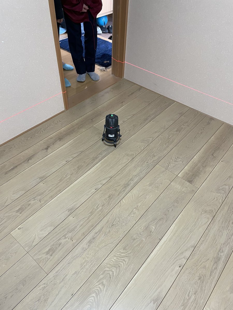 ART92140747's tweet photo. フローリング材とか、レーザー水平器！とか、見てるだけでワクワクします。(^^)♫ 

私があちこちにビー玉を置いてみても余裕顔。「床の水平を、ビー玉で測るやつで引っかかるくらいのは、ホント欠陥だよね。」と誇らしげな大工さん。

良い業者さんに頼めて良かったです。 https://t.co/hEABCrfYZb