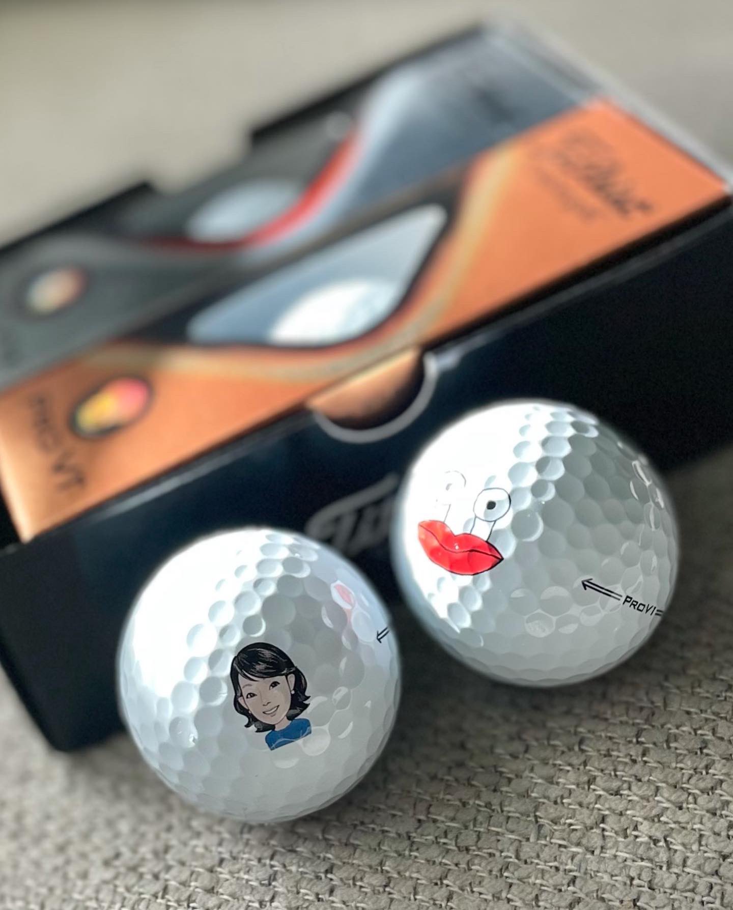 幸田フミ Fumikoda Fumikodaショップに立ち寄ってくれた 女優のとよた真帆ちゃん マホちゃんの似顔絵と 手描きのイラストがプリントされたタイトリストの可愛いゴルフボールをいただきました ブラックの Eddy を素敵にコーディネートしてくれて