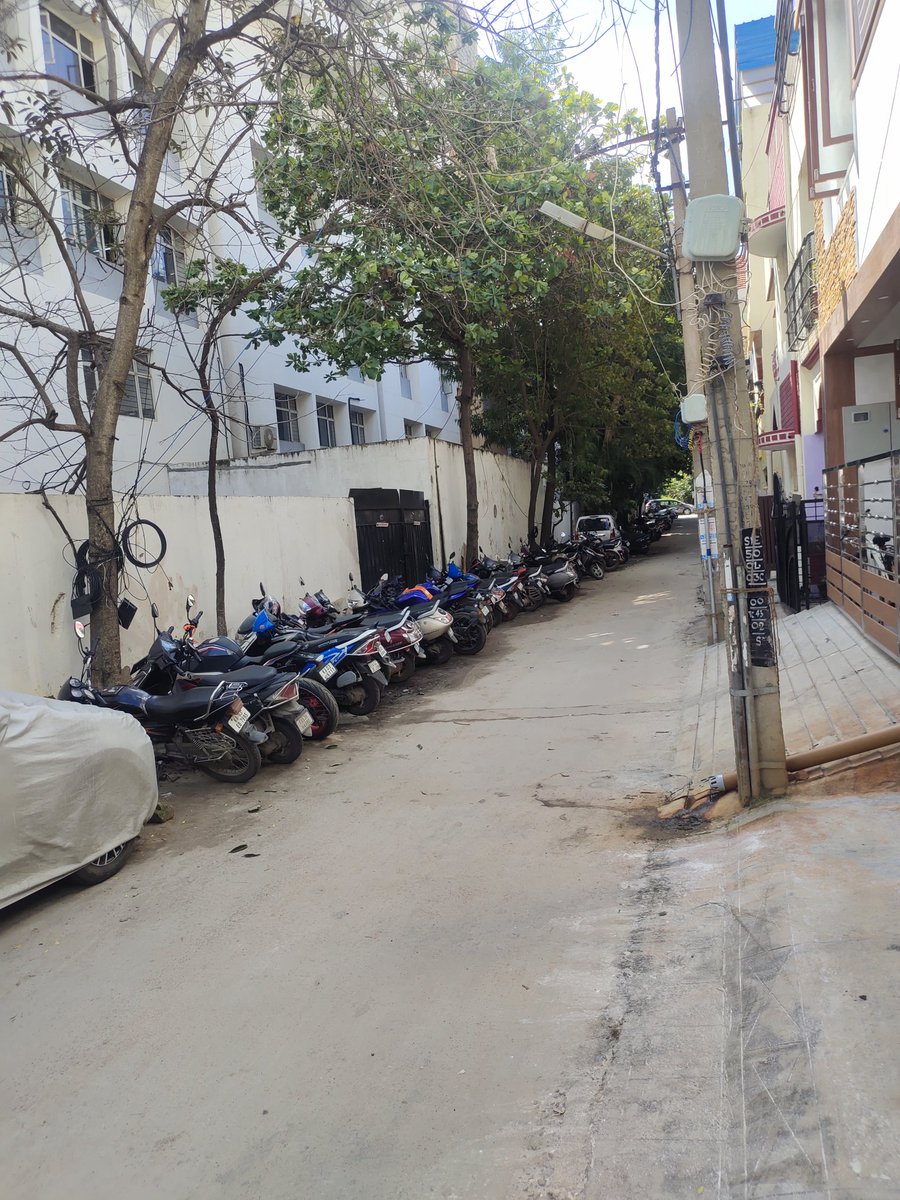 rohith_agarwal's tweet photo. @DCPTrEastBCP @KRPURATRAFFIC @bwaditrafficps @blrcitytraffic No Action taken by the college still sir.
All the 2 wheelers seen in the image are of students packing outside the college https://t.co/ihq0qExJfS