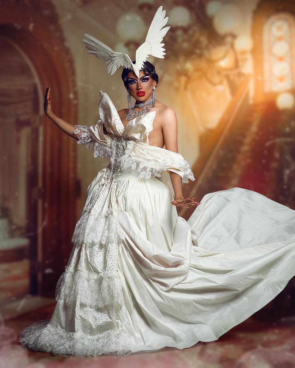 gerardoxgarza2's tweet photo. LA MÁS IMPERIAL 
@REBELMORK 
Foto y retoque por mi 📸♥️
Wearing DXVA @christopherdxva 
Tocado: @PatyPinata 
#LaMasDraga4 https://t.co/MaYlTw5Kag