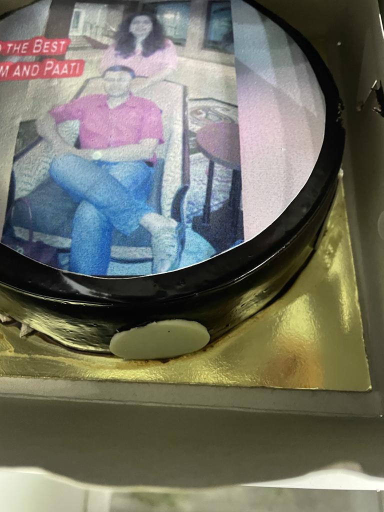 RadhikaMahadev2's tweet photo. Pyaari Maa cake replaced by cake of random couple by  @FernsNPetals . It was on 23.11.2021 . Mutilple calls&amp;fights with the execs, they send a replacement cake saying "NO REFUND" on 24.11.2021 at 3:15PM. @GutgutiaVikaas @pawangadia @ConsumForum @FNPWeddings @FnpMedia https://t.co/mvbPz2gJjg