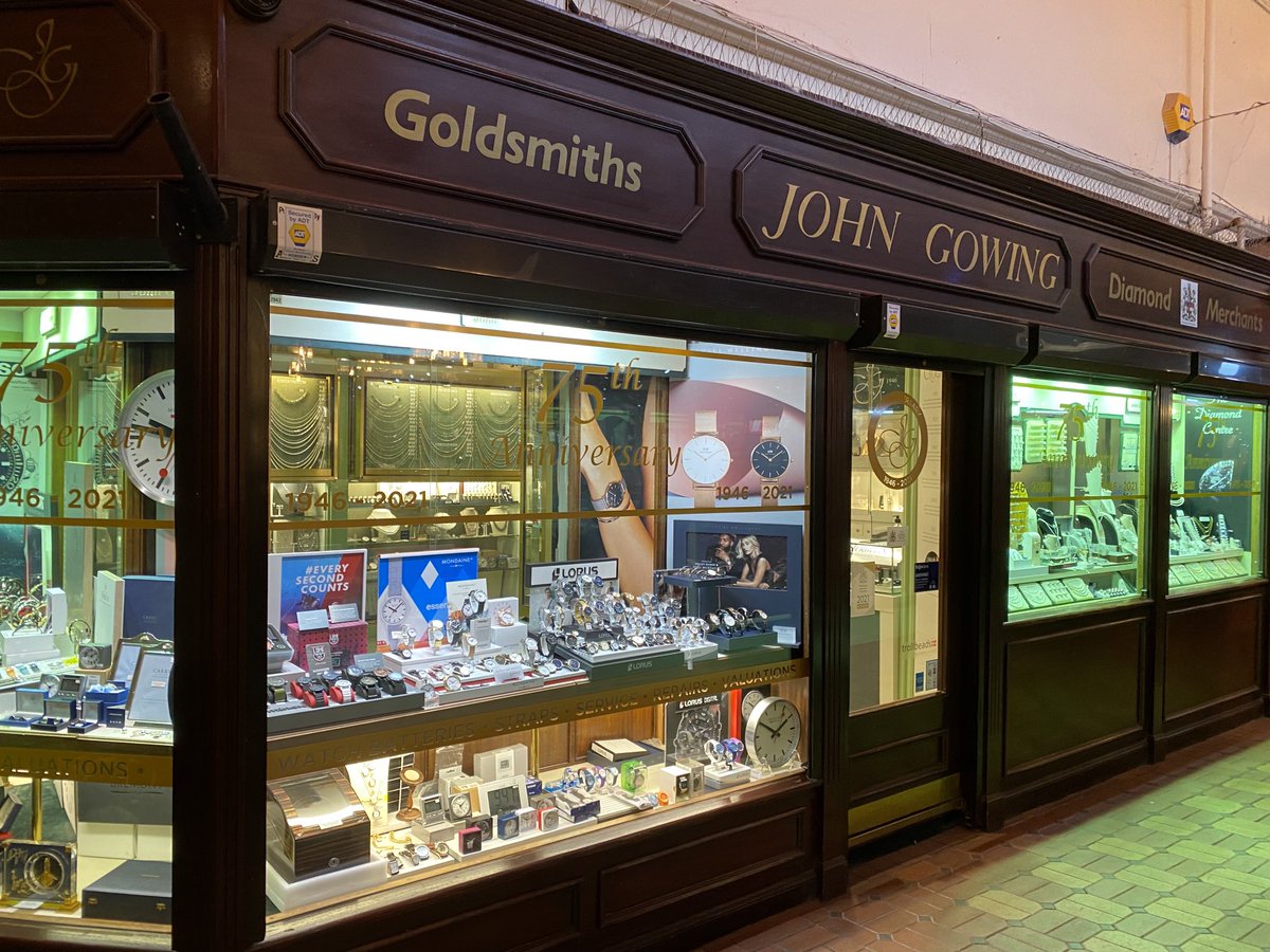 nmrqip's tweet photo. Many thanks to ⁦@JohnGowing⁩ in Oxford Covered Market for fixing my watch strap in 1 minute and at no charge. Yes I bought the watch there 15 years ago, but no they absolutely didn’t have to help. https://t.co/OgVcXN2PEZ https://t.co/yTLEqHZMjV