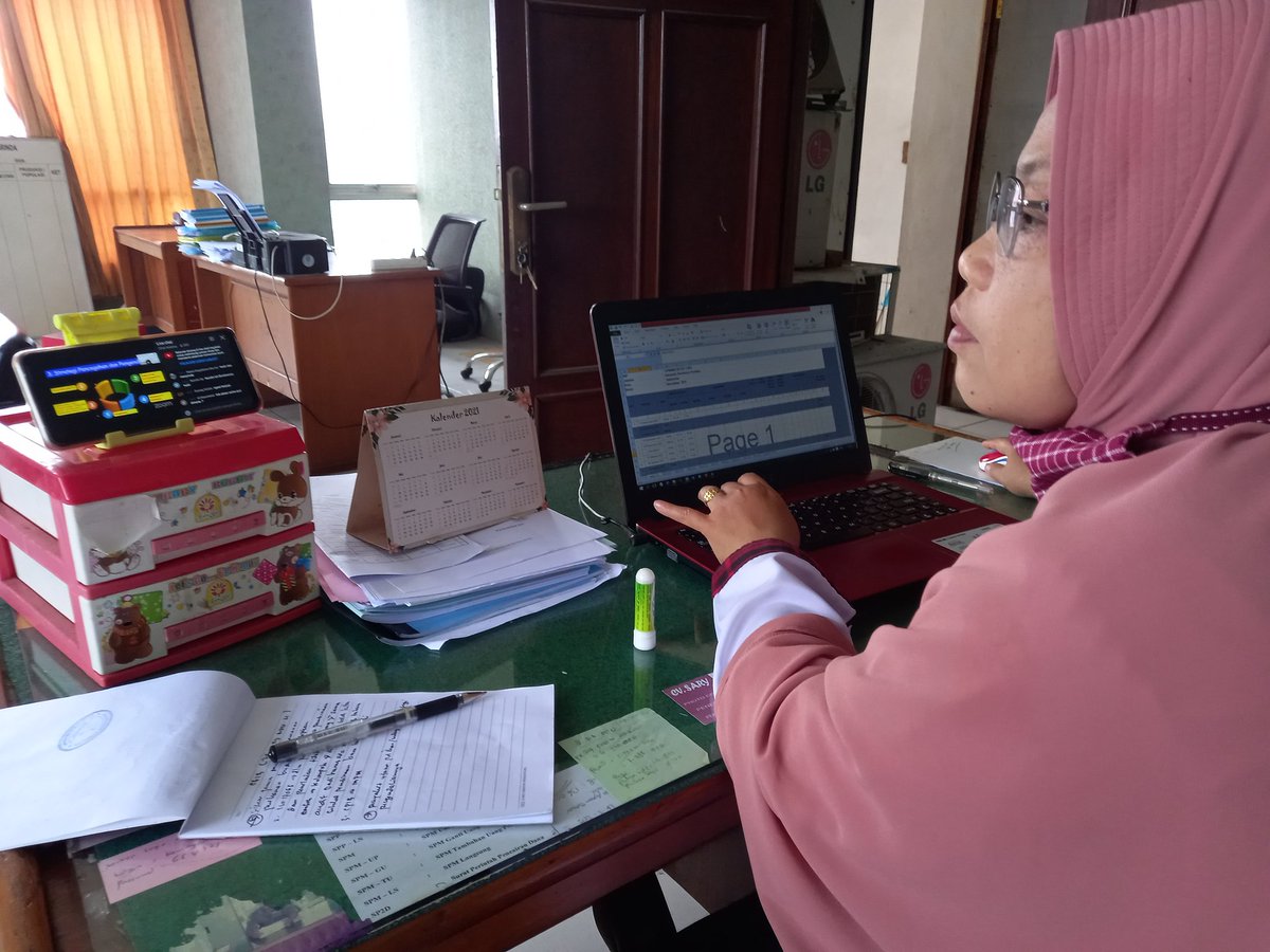 AM_Samarinda36's tweet photo. Rabu (24/11), Tim Luhkan, di Dinas Perikanan, Koordinasi mingguan kegiatan Luhkan Kota Samarinda_ Input target kinerja matriks serta Zoom Bimtek Auditor dan Verifikator SNI CBIB via daring hari pertama, #GiatLuhkanSatminkalTegal #Samarinda #Aktifitas https://t.co/SBKoI7uB1Z