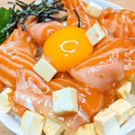 お刺身を漬ける時間が短くて作り方も簡単だからお手軽!サーモン×クリームチーズの「漬け丼」レシピ!
