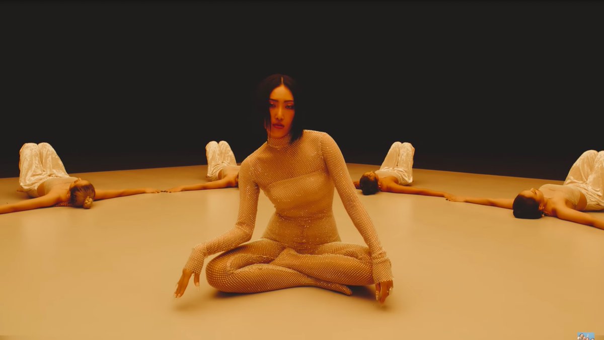 BandwagonAsia's tweet photo. MAMAMOO's HwaSa returns with new single album, 'Guilty Pleasure,' watch the new music video for 'I'm a 빛'
https://t.co/GoNchuOGeS
#화사 #HwaSa #Guilty_Pleasure #Im_a_빛 #MAMAMOO https://t.co/HBkRXeJiTE